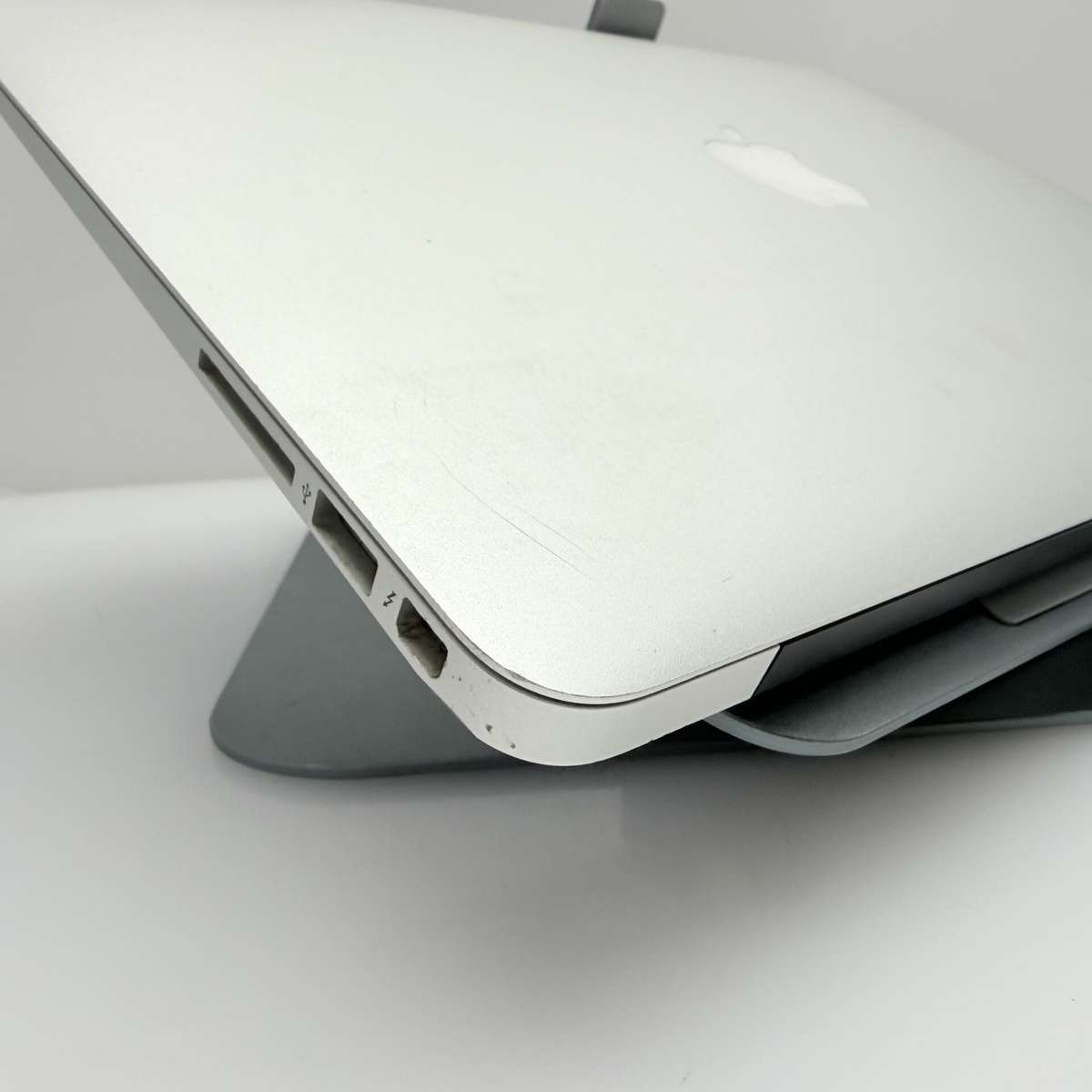 Apple Macbook Air 13-inch Core i5 1.8GHz (2017) 8GB RAM 128GB SSD Silver (Condition: Fair)