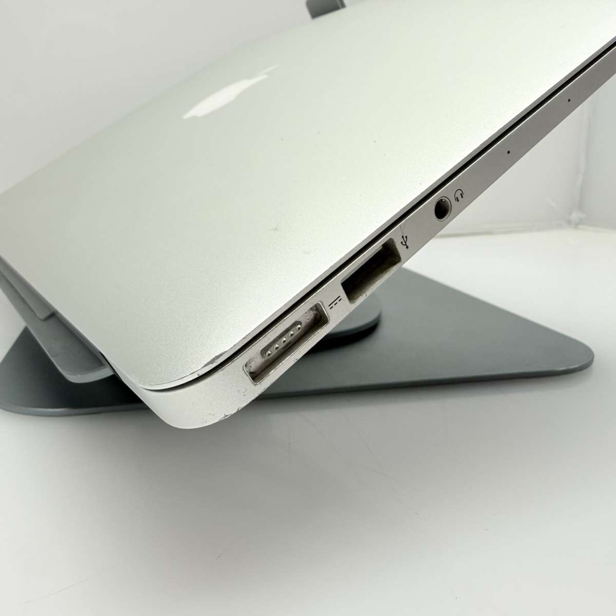 Apple Macbook Air 13-inch Core i5 1.8GHz (2017) 8GB RAM 128GB SSD Silver (Condition: Fair)