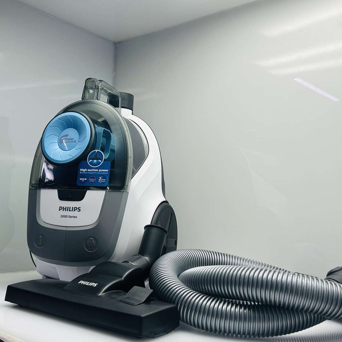 Philips 2000 Series Bagless Vacuum White &amp; Blue (Mint)