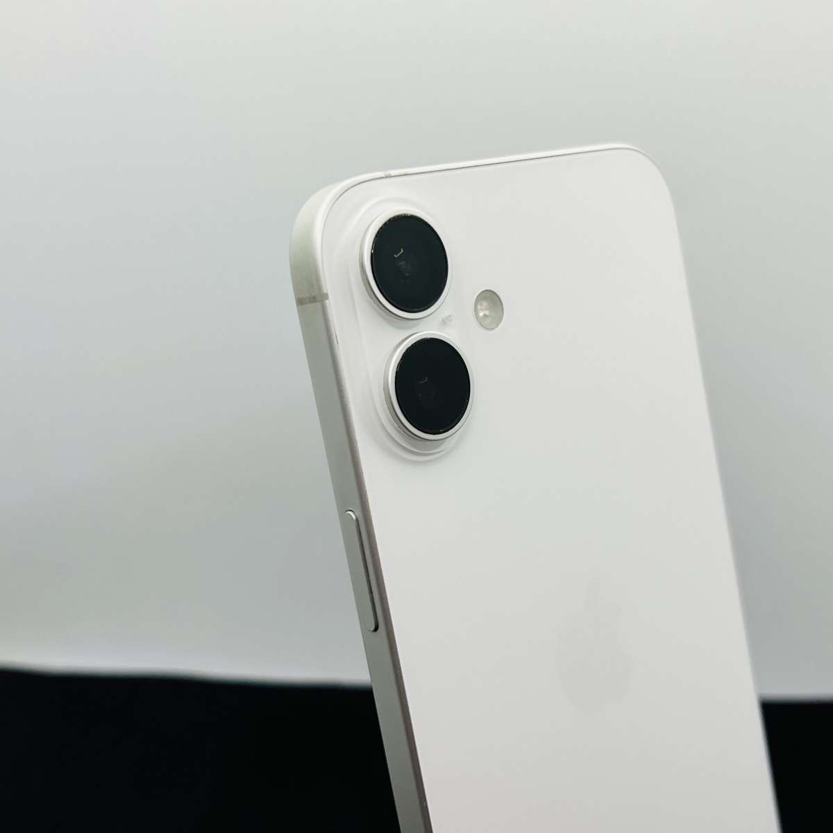 Apple iPhone 16 Plus 128GB White  (Grade B)