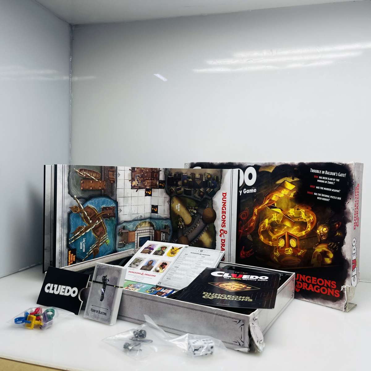 Cluedo- Dungeons and Dragons Edition (Condition: Good) Torn box