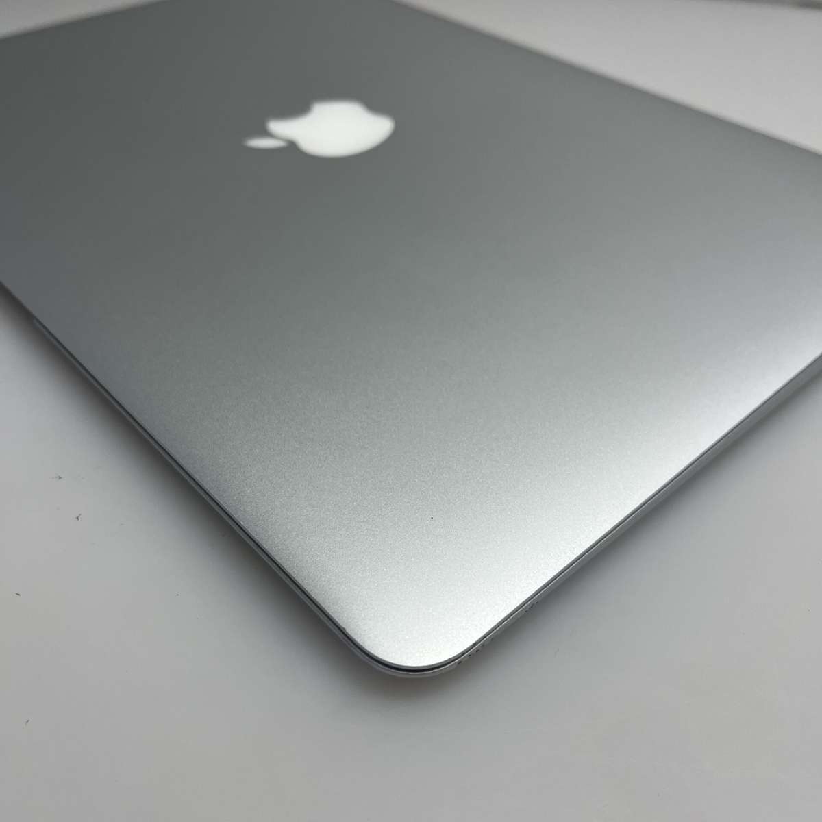 Apple MacBook Air 13-Inch "Core i5" 1,6GHz (2017) 8GB RAM 128GB SSD Silver (Condition: Good)