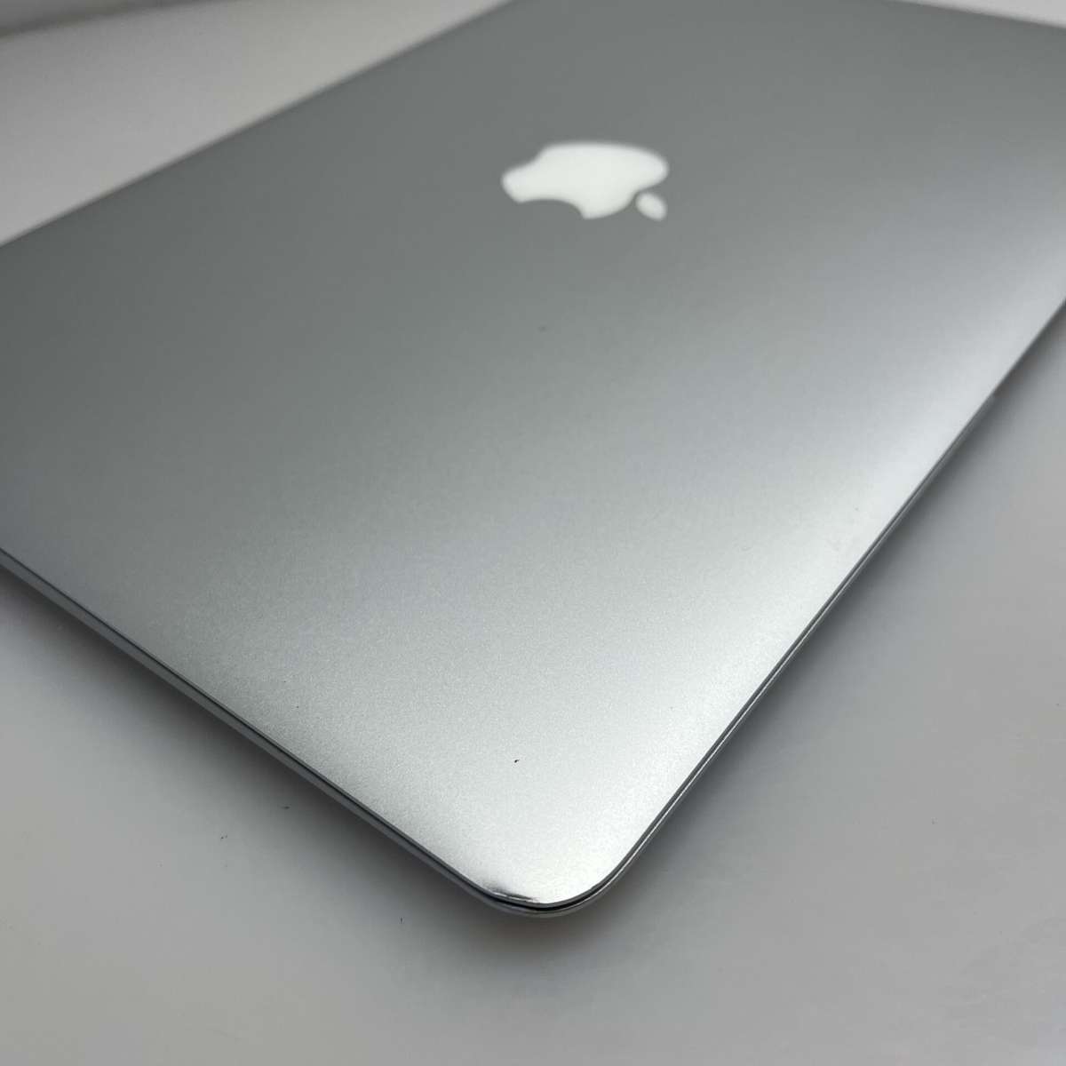 Apple MacBook Air 13-Inch "Core i5" 1,6GHz (2017) 8GB RAM 128GB SSD Silver (Condition: Good)