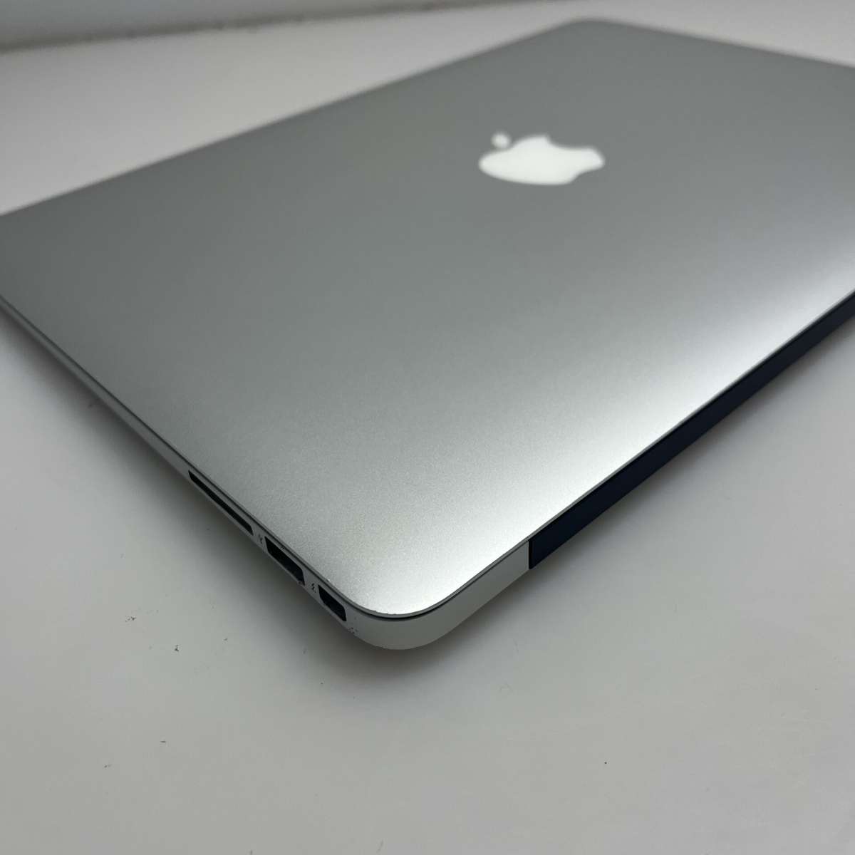 Apple MacBook Air 13-Inch "Core i5" 1,6GHz (2017) 8GB RAM 128GB SSD Silver (Condition: Good)