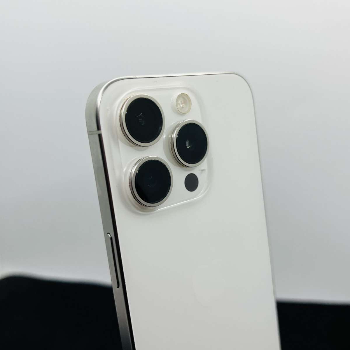 Apple iPhone 15 Pro 1TB White Titanium (Condition: Good)