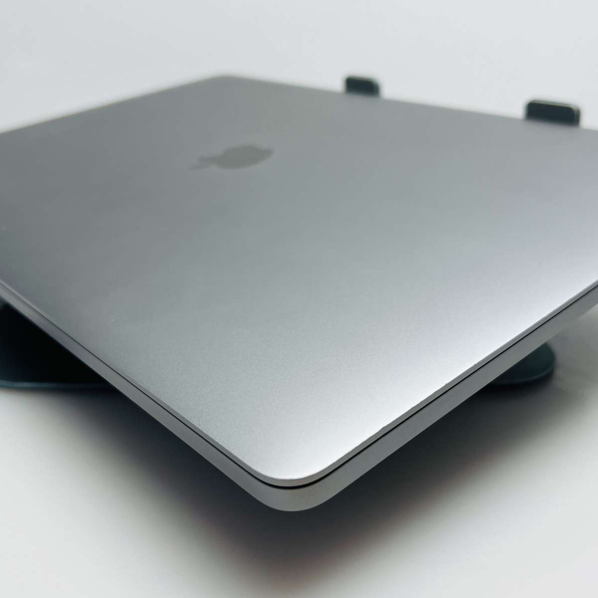 Apple MacBook Pro 16-Inch Core i7 2.6 GHz (TouchBar, 2019) 16GB RAM 512GB SSD Space Gray (C...
