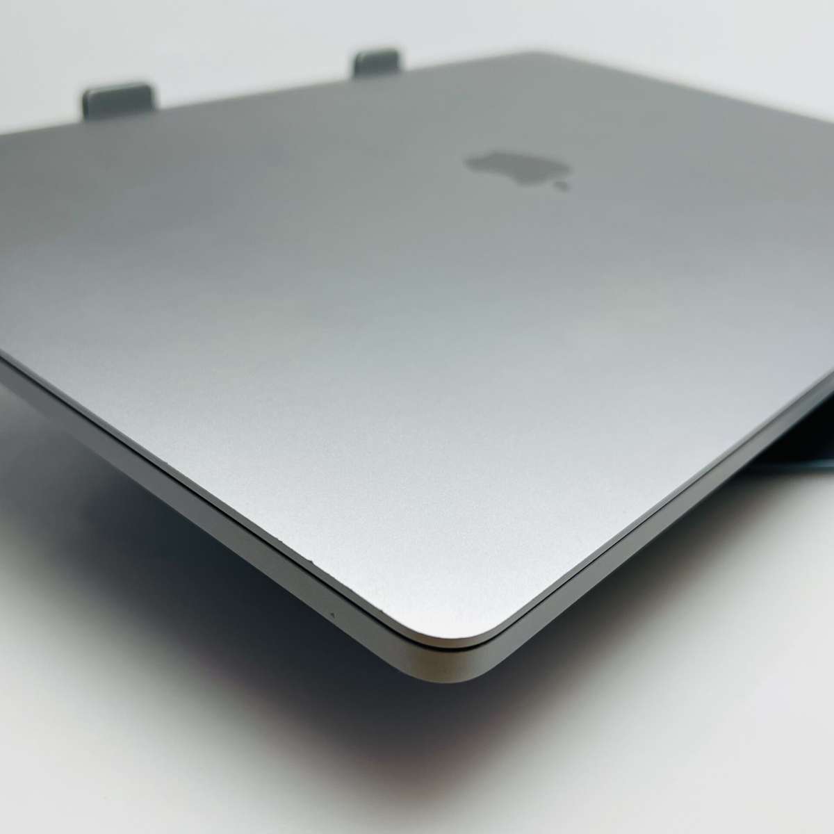 Apple MacBook Pro 16-Inch Core i7 2.6 GHz (TouchBar, 2019) 16GB RAM 512GB SSD Space Gray (C...