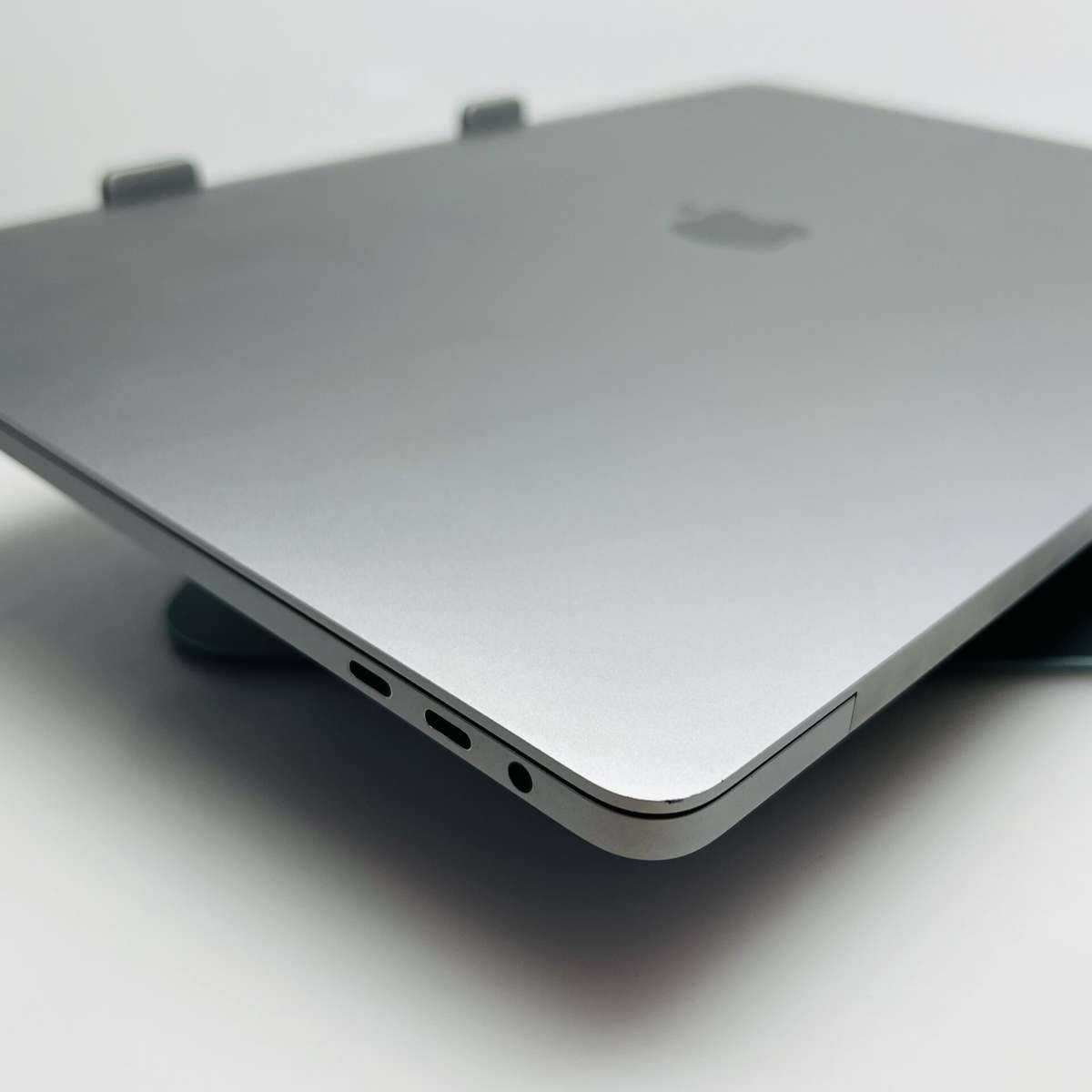 Apple MacBook Pro 16-Inch Core i7 2.6 GHz (TouchBar, 2019) 16GB RAM 512GB SSD Space Gray (C...