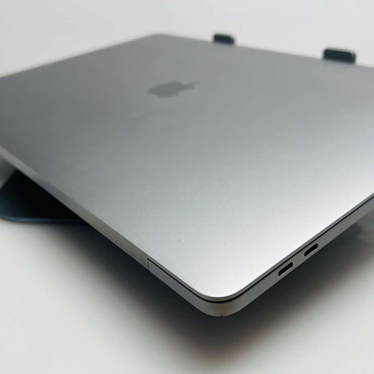 Apple MacBook Pro 16-Inch Core i7 2.6 GHz (TouchBar, 2019) 16GB RAM 512GB SSD Space Gray (C...