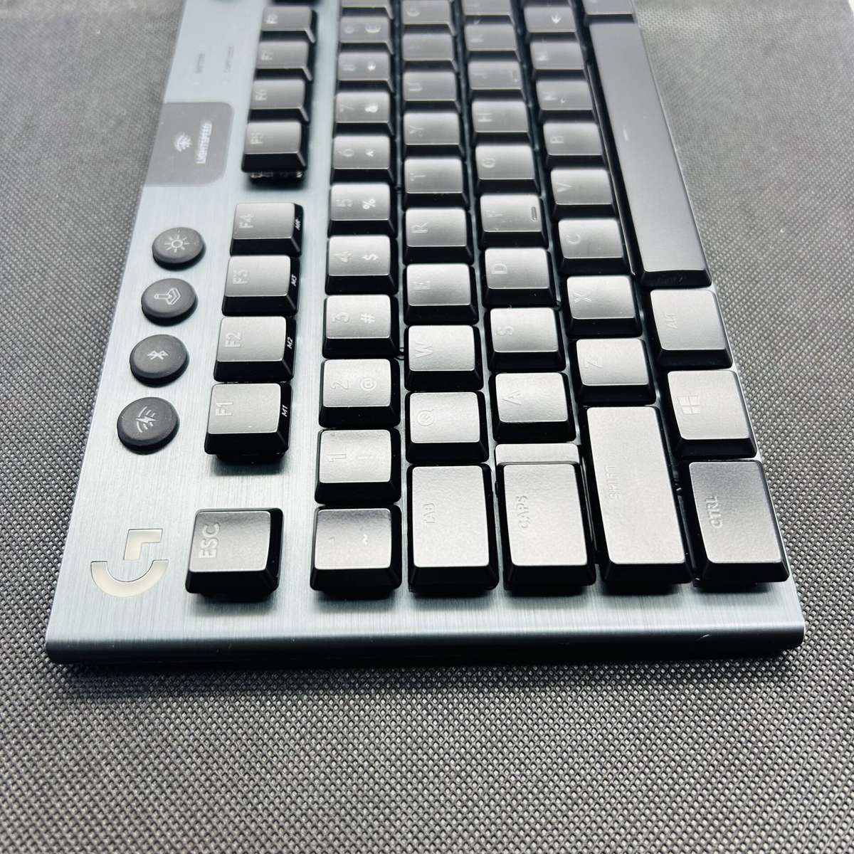 COMBO DEAL: Logitech G915 TKL LIGHTSPEED Wireless RGB Mechanical Keyboard Carbon + SteelSeries Ae...