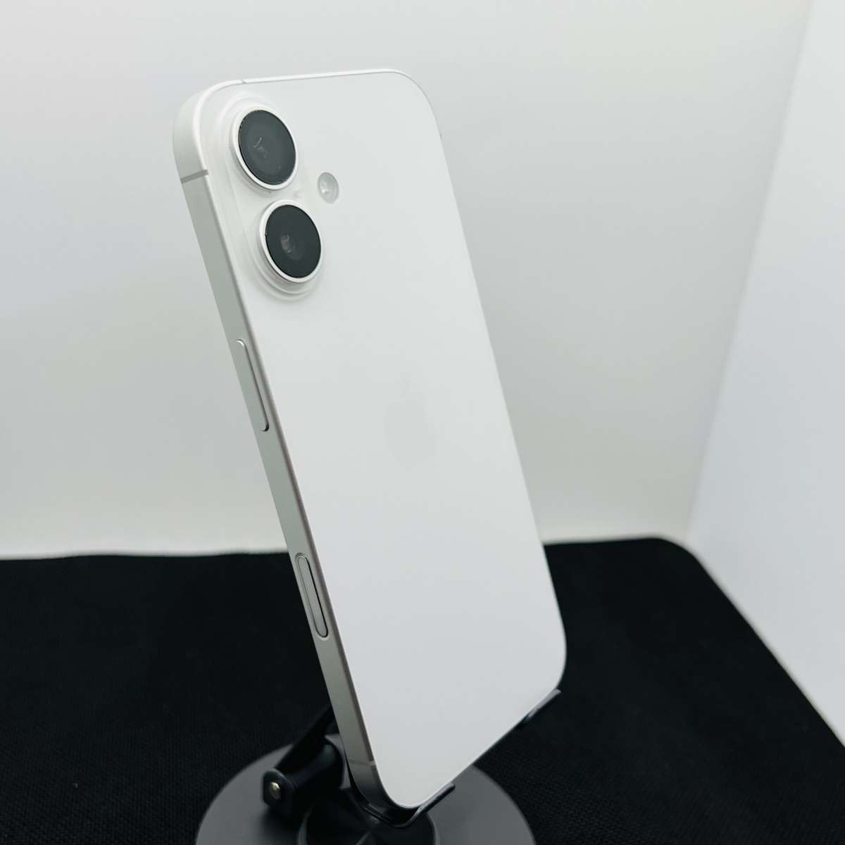 Apple iPhone 17 256GB White (Condition: Excellent)