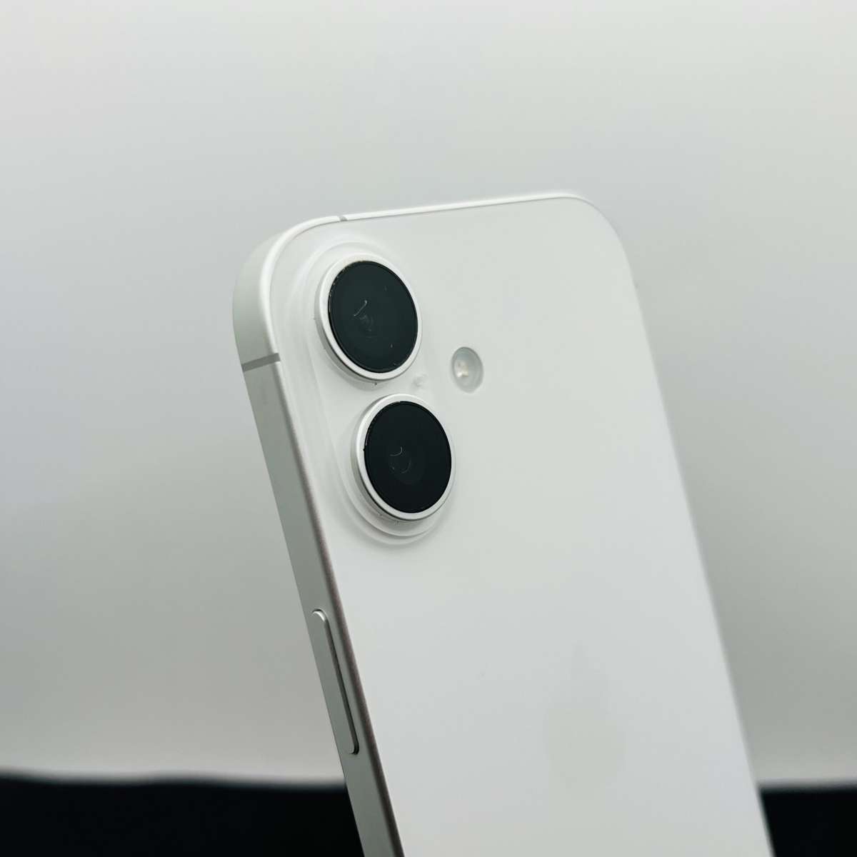 Apple iPhone 17 256GB White (Condition: Excellent)