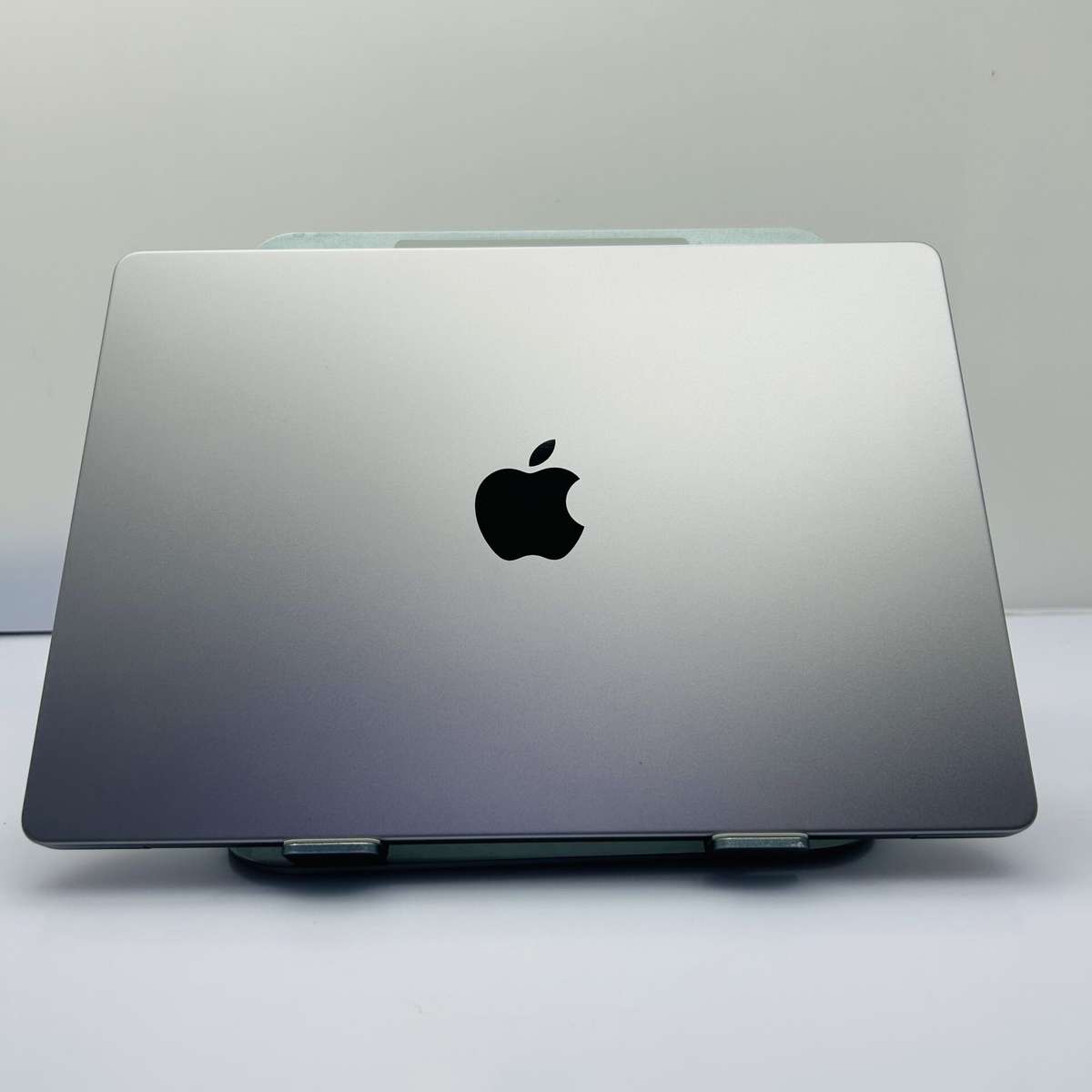 Apple MacBook Pro 14-inch "M3" 8 CPU/10 GPU (2023) 8GB RAM 512GB SSD Space Gray (Condition: Good)