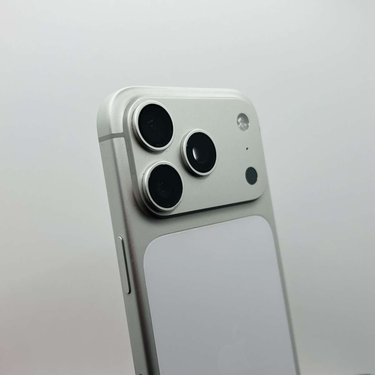 Apple iPhone 17 Pro 256GB Silver (Condition: Excellent)