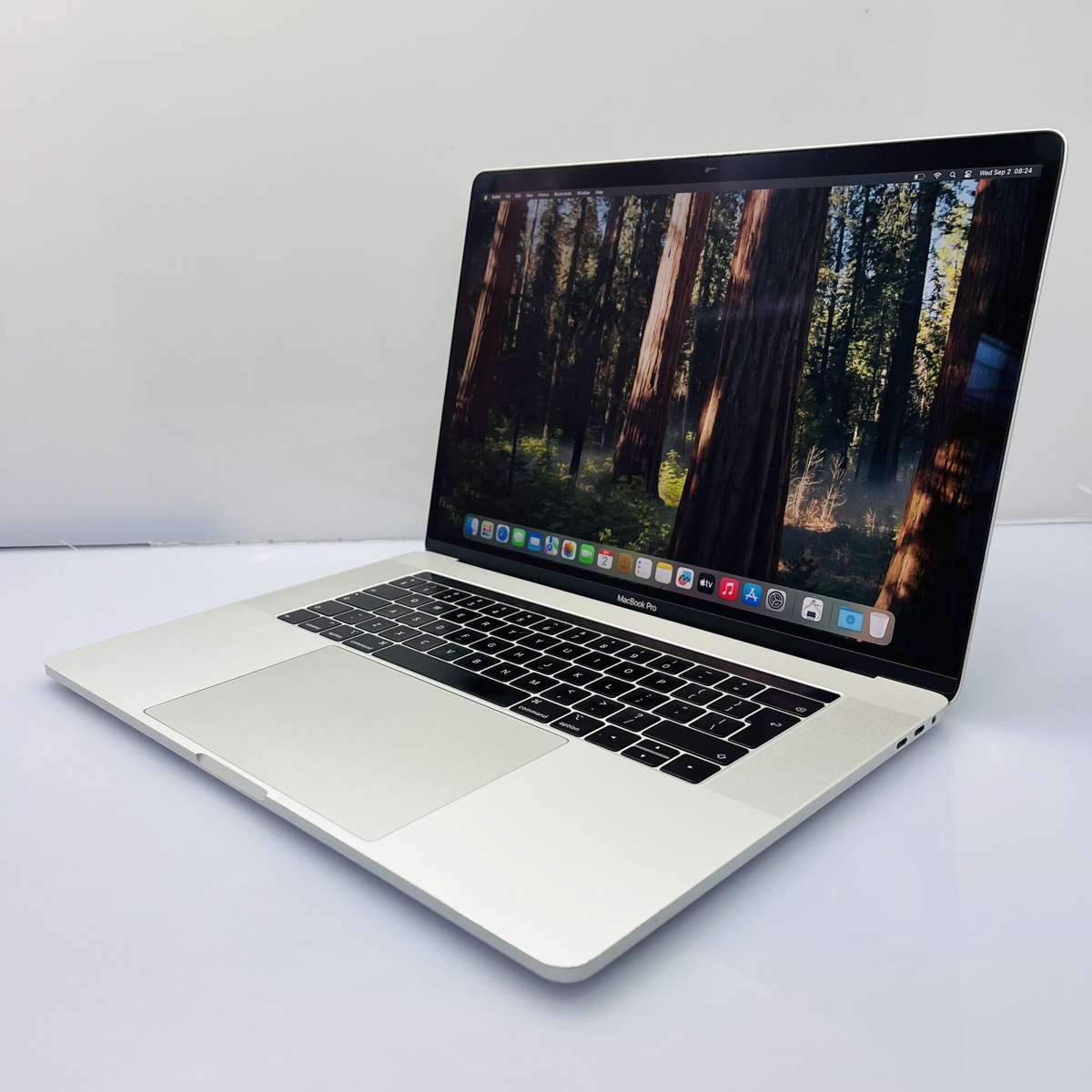 Apple MacBook Pro 15-inch "Core i9" 2.6GHz (Touch bar/2018) 16GB RAM 512GB SSD Silver (Condition:...