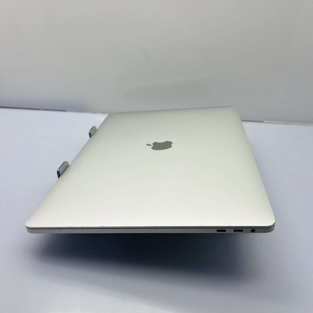 Apple MacBook Pro 15-inch "Core i9" 2.6GHz (Touch bar/2018) 16GB RAM 512GB SSD Silver (Condition:...