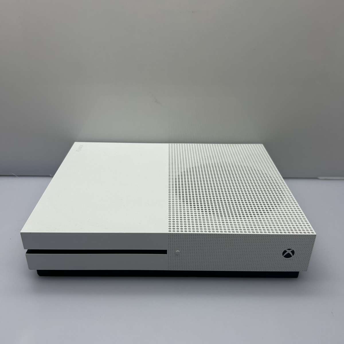 Microsoft Xbox One S 500GB White + HDMI + Power Cable + 2 Games (Condition: Good)