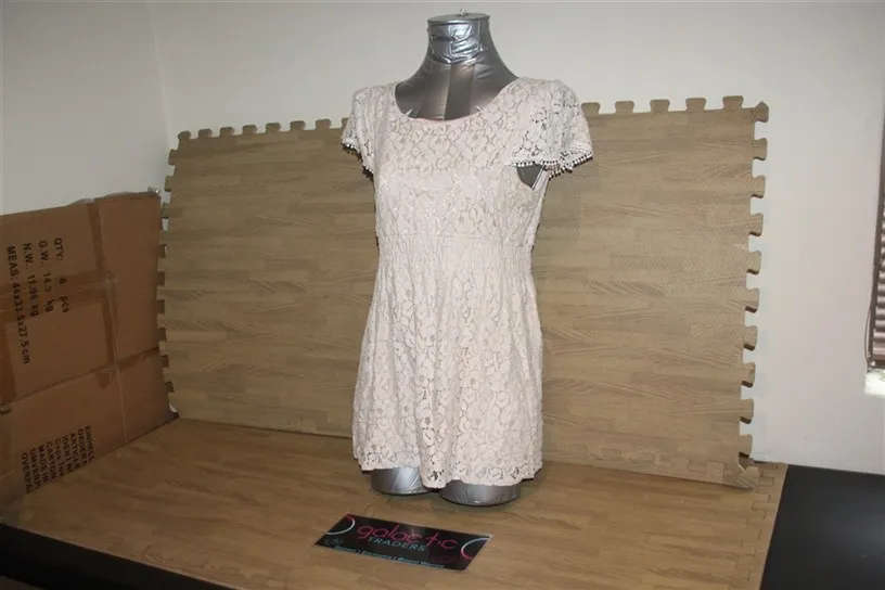 Qhang white floral dress, inside silk, outside cotton, size not shown, seems small