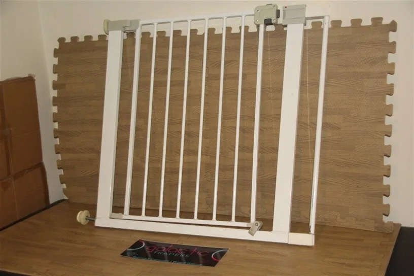 Safety Baby gate, in very good condition with 2 screws, 71cm but the screws will also add width.