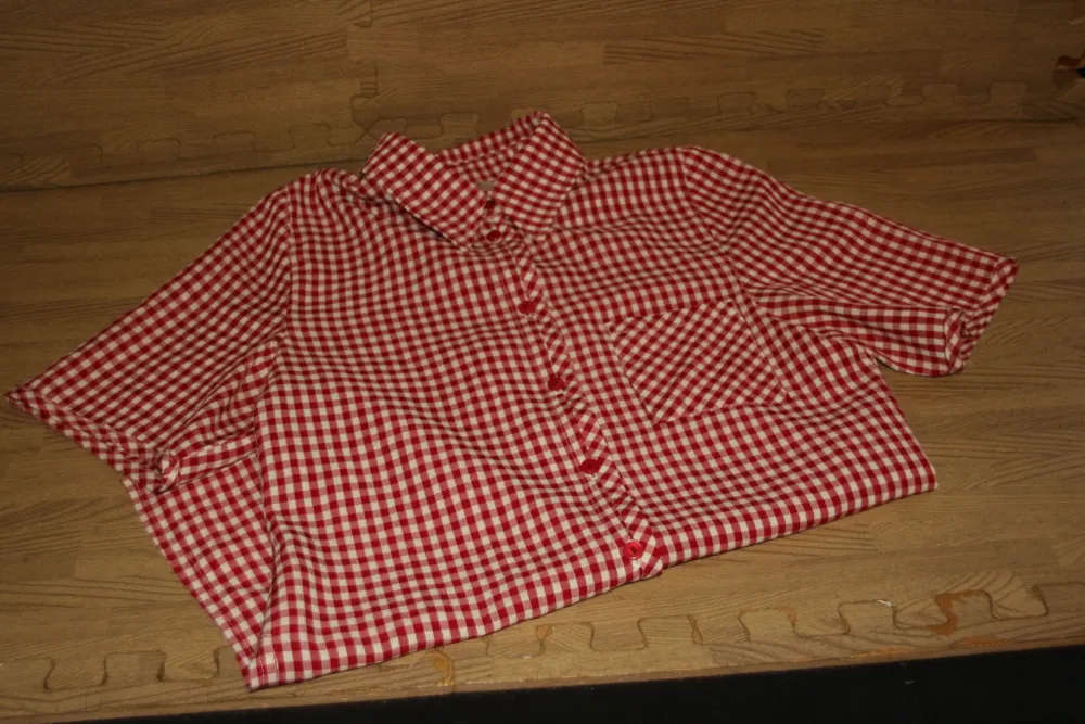 Red and white checkered short-sleeve button-up shirt, size SA 34