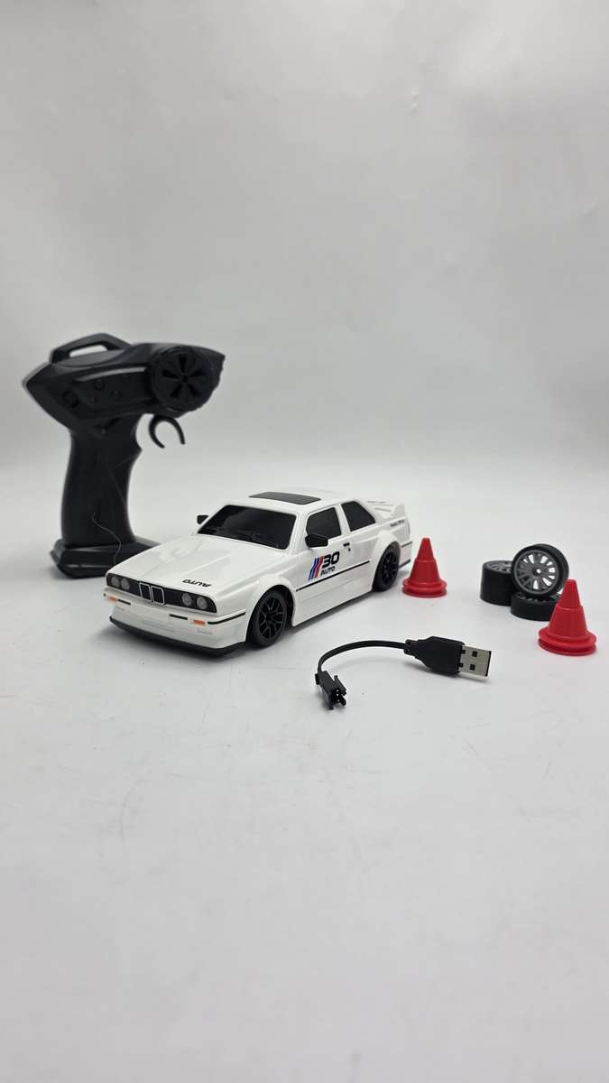 BMW E30 DRIFT & SPIN RC CAR  WHITE EDITION