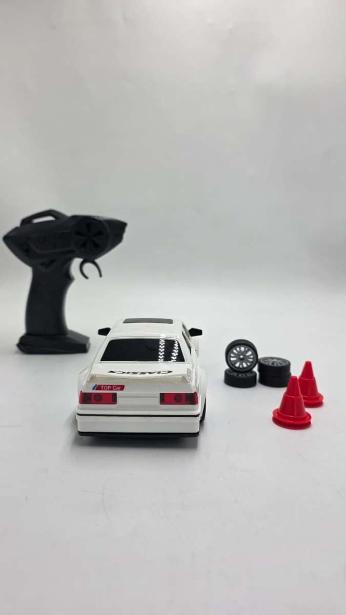 BMW E30 DRIFT & SPIN RC CAR  WHITE EDITION
