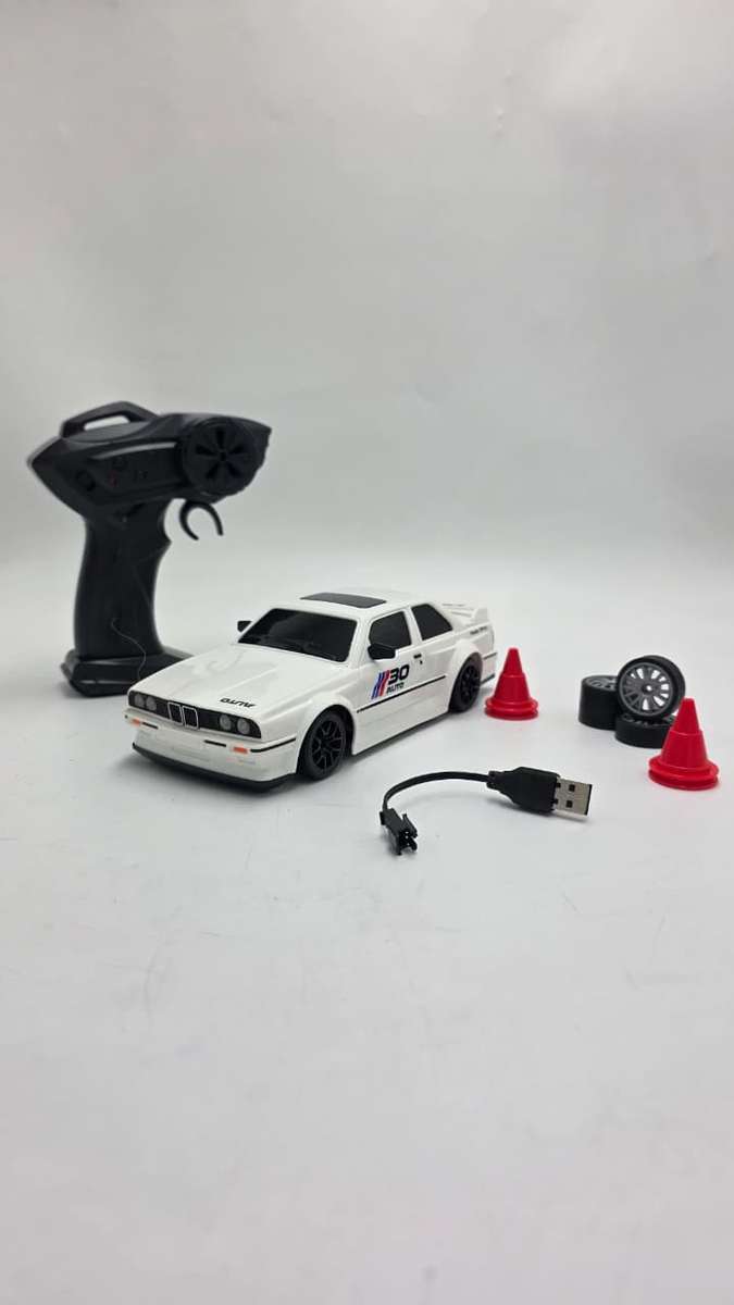 BMW E30 DRIFT & SPIN RC CAR  WHITE EDITION