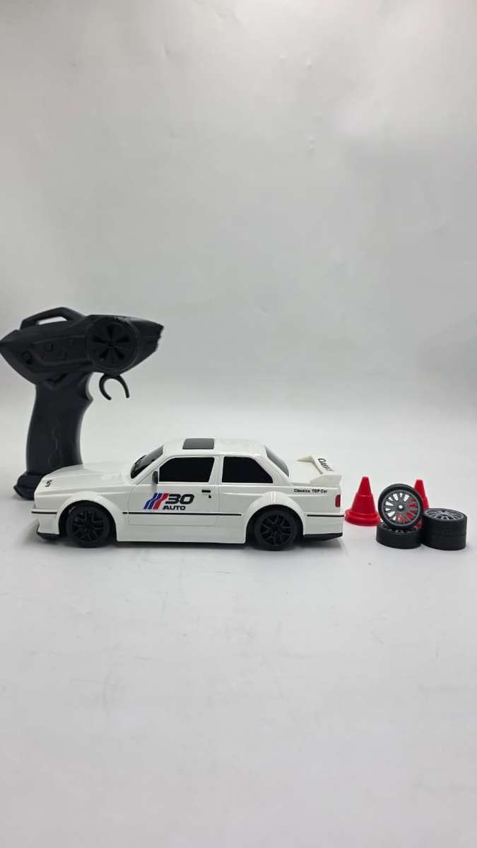BMW E30 DRIFT & SPIN RC CAR  WHITE EDITION