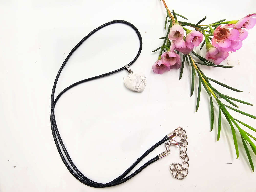 White Howlite Heart Necklace (1.5cm)