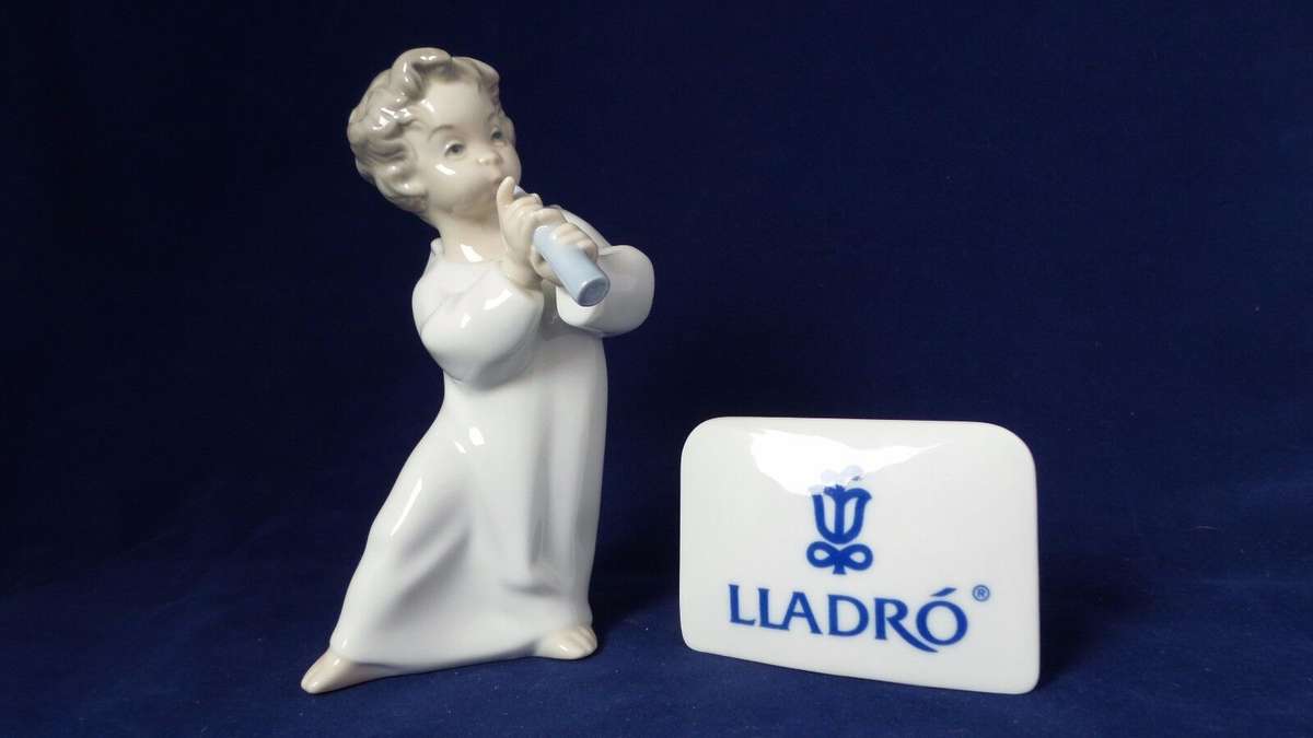 Beautiful Rare Lladro Figurine - 4540 "Angel with flute"