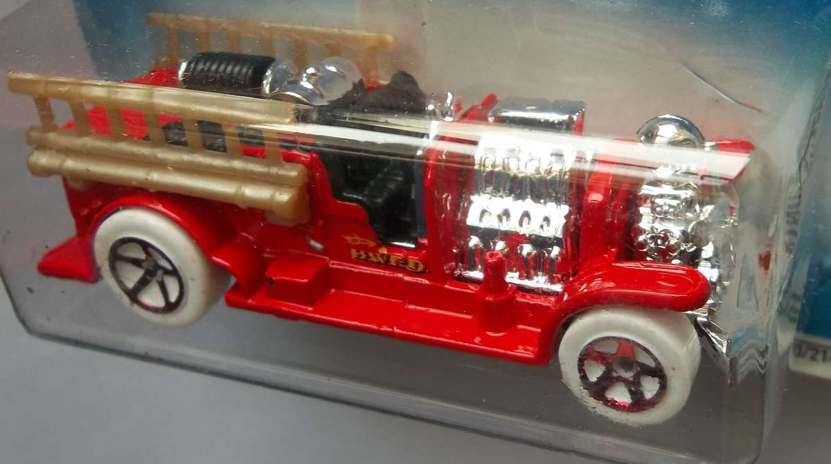 Hot Wheels TREASURE HUNT Old Number 5.5 Fire Engine Like Matchbox Scale MODEL CARS HOTWHEELS 2010