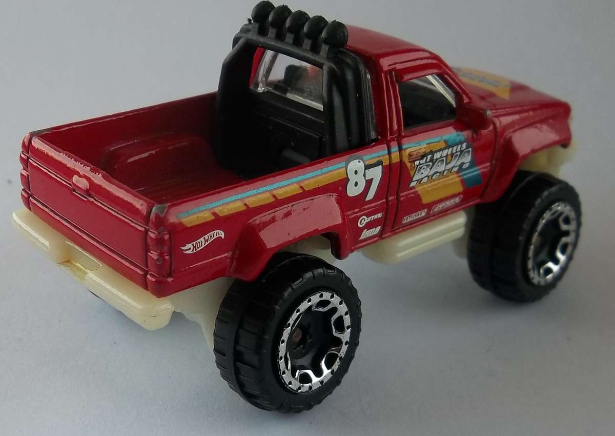 Hot Wheels 1987 Toyota Bakkie Similar to Matchbox 1/64 Scale HOTWHEELS