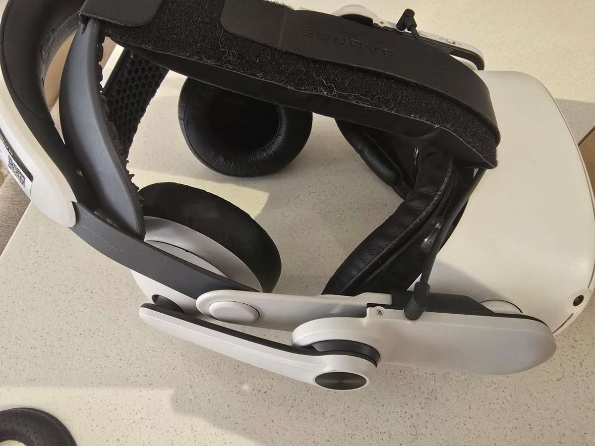 Oculus Quest 2 + quest 2 head cover