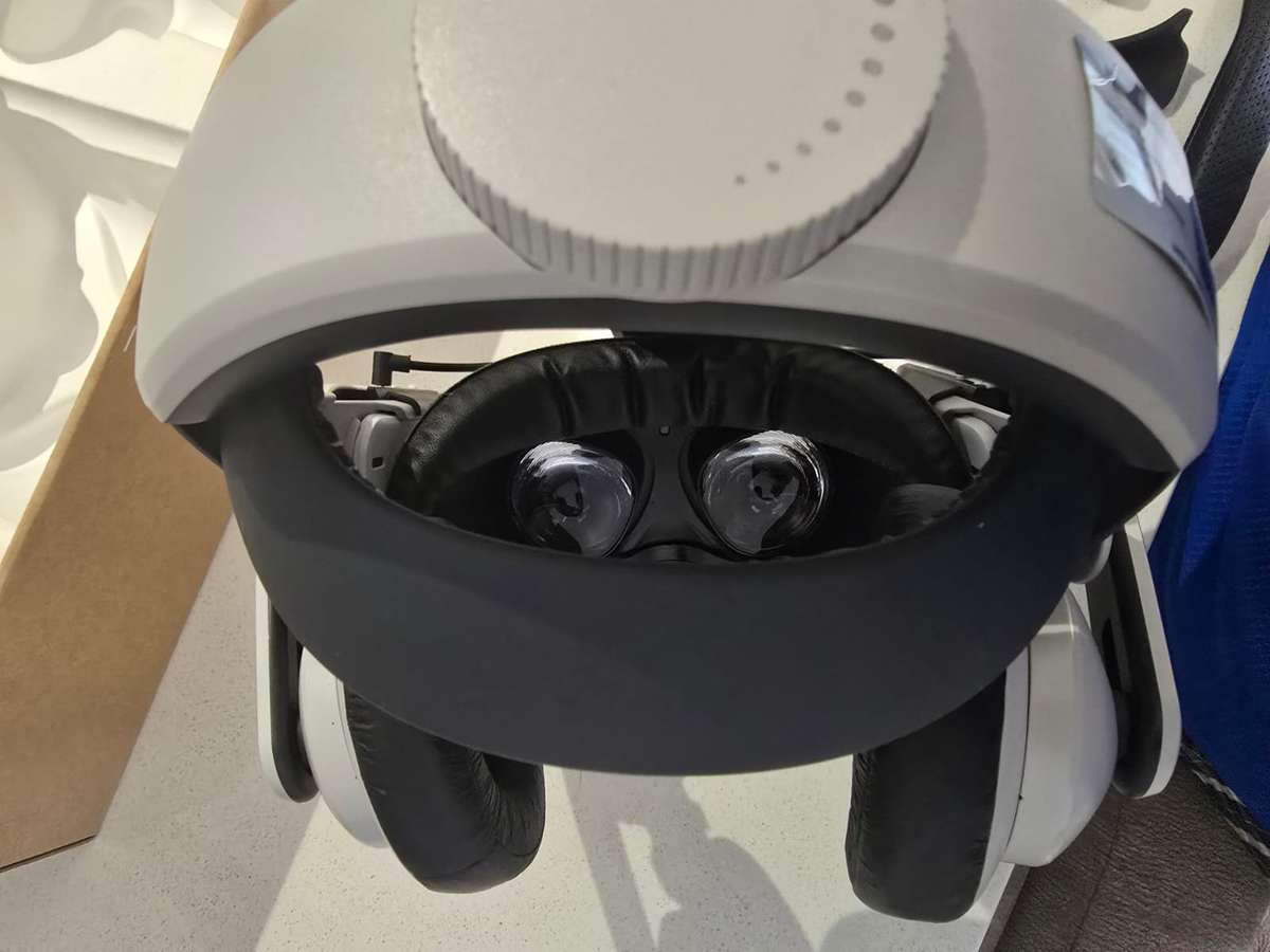 Oculus Quest 2 + quest 2 head cover
