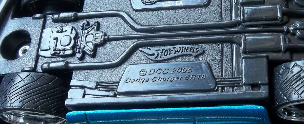 Hot Wheels 1/43 LARGER Scale Dodge Charger SRT8 RUBBER TYRES + TREAD Detail Interior Hotwheels