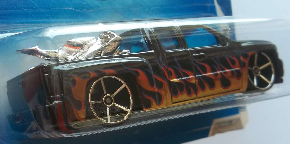 Hot Wheels HEAT FLEETR  Chevy Silverado  Flames  HOTWHEELS Like Matchbox scale Model 2009