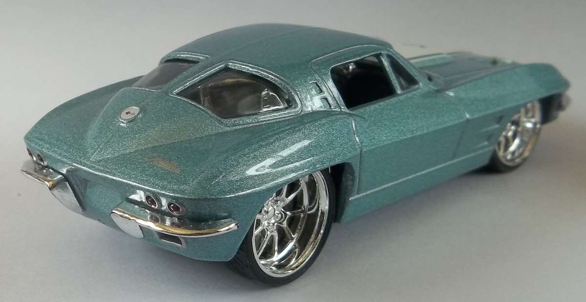 Hot Wheels 1/43 LARGER Scale 1963 Vhevrolet Corvette RUBBER TYRES Detailed Engine Hotwheels MATCHBOX