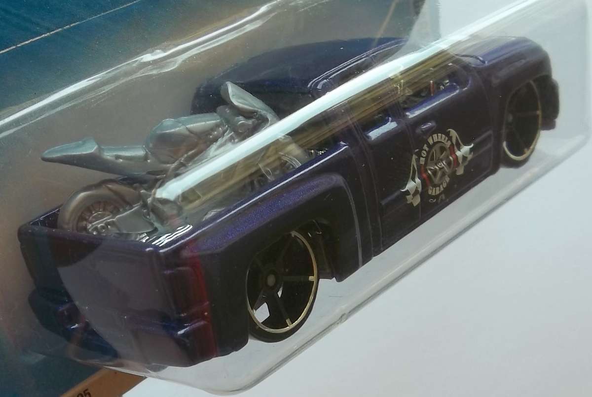 Hot Wheels HW GARAGE  Chevy Silverado  HOTWHEELS Like Matchbox scale Model 2010
