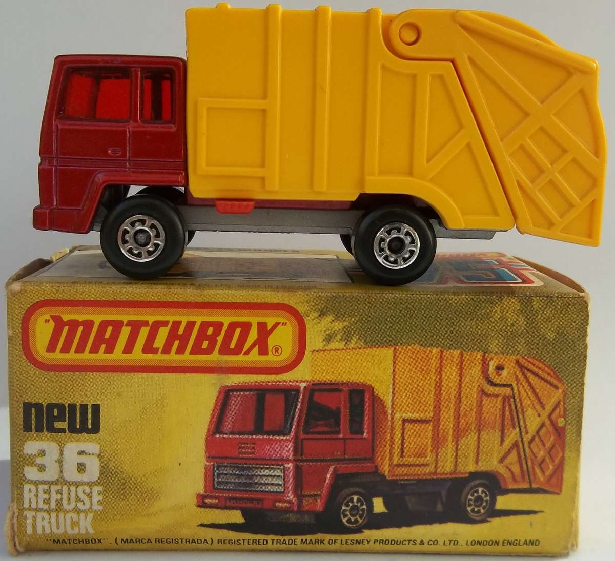 MATCHBOX Lesney Superfast #36 Refuse Truck 1979 Made in England Car BOXED Vintage 1979 model car