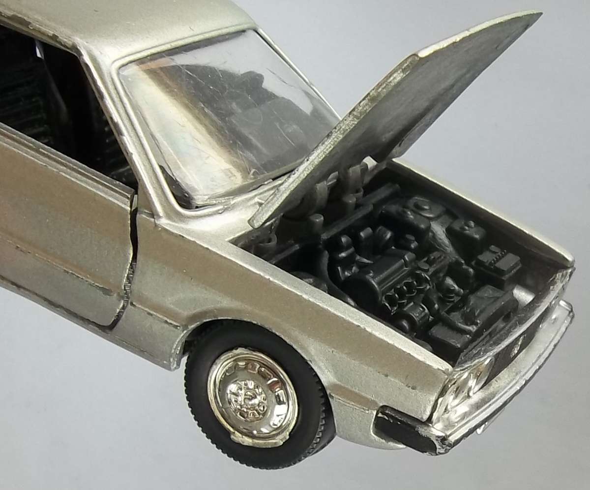 Schuco 1:43 Scale VW Volkswagen PASSAT Gold Made in Germany Larger Scale similar to Dinky Scale Rare