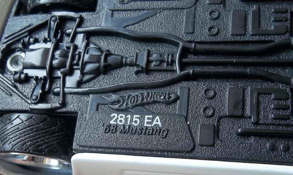 Hot Wheels 1/43 LARGER Scale '68 Ford Mustang RUBBER TYRES  Detail Interior Hotwheels MATCHBOX