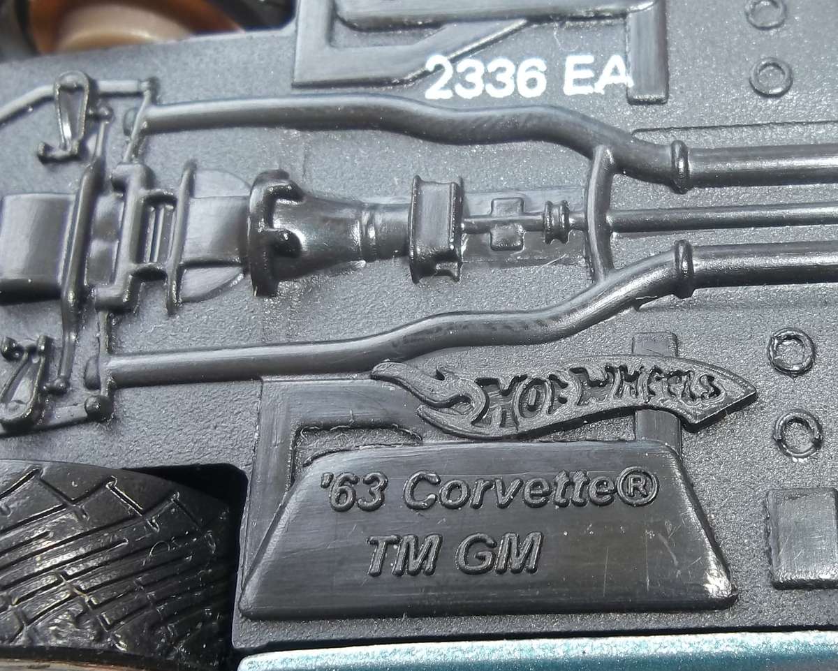 Hot Wheels 1/43 LARGER Scale 1963 Vhevrolet Corvette RUBBER TYRES Detailed Engine Hotwheels MATCHBOX