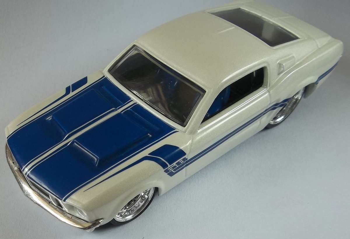 Hot Wheels 1/43 LARGER Scale '68 Ford Mustang RUBBER TYRES  Detail Interior Hotwheels MATCHBOX
