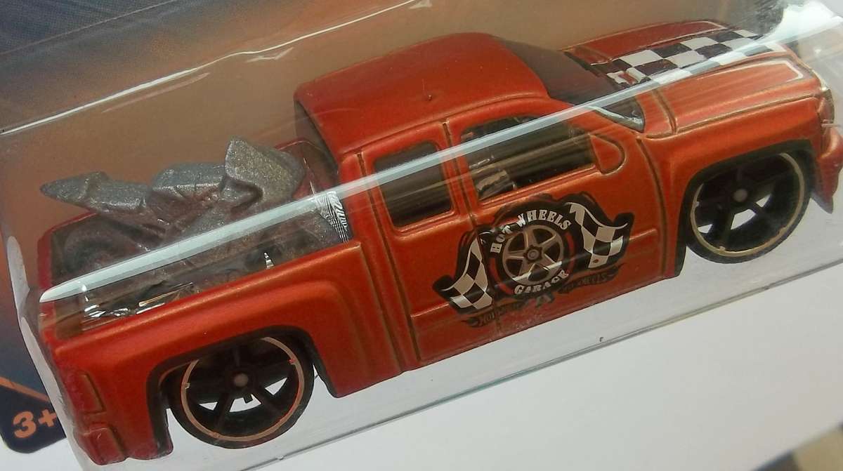 Hot Wheels HW GARAGE  Chevy Silverado  HOTWHEELS Like Matchbox scale Model 2010 Copper