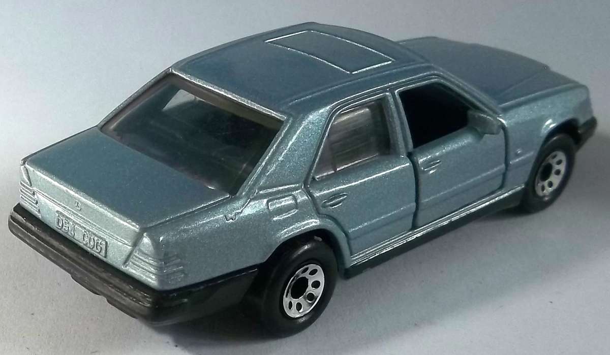 MATCHBOX Lesney Superfast Mercedes Benz 300 E Made in Macau 1986 Vintage Car Doors Open