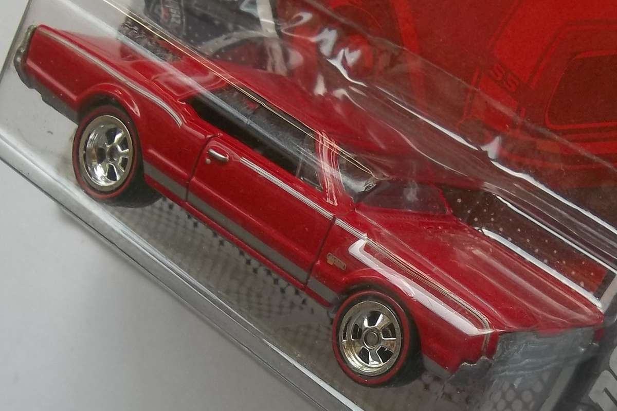 Hot Wheels GARAGE REAL RIDERS 1967 Oldsmobile 442 Similar scale to Matchbox Made in 2010