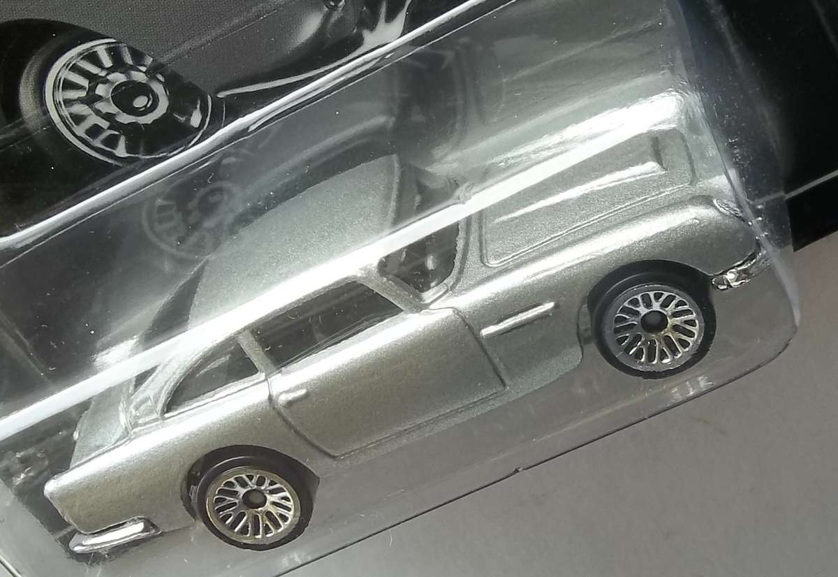 HOT WHEELS JAMES BOND 007 SERIES Aston Martin 1963 DB5 HOTWHEELS similar Scale to Matchbox 2014