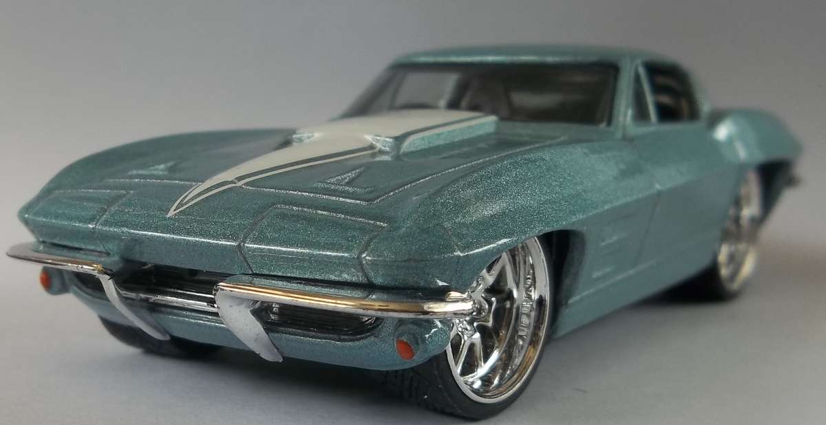 Hot Wheels 1/43 LARGER Scale 1963 Vhevrolet Corvette RUBBER TYRES Detailed Engine Hotwheels MATCHBOX