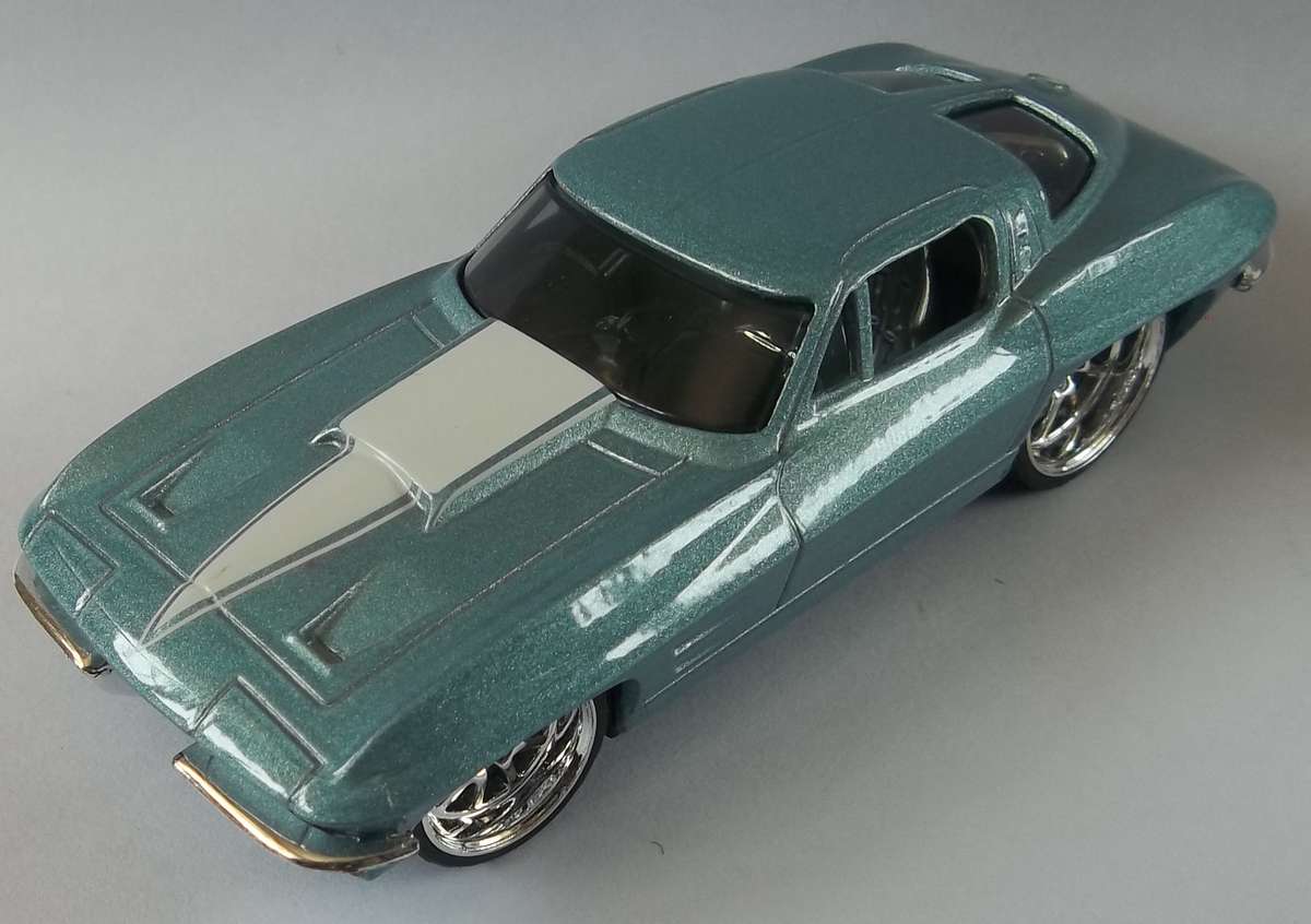 Hot Wheels 1/43 LARGER Scale 1963 Vhevrolet Corvette RUBBER TYRES Detailed Engine Hotwheels MATCHBOX