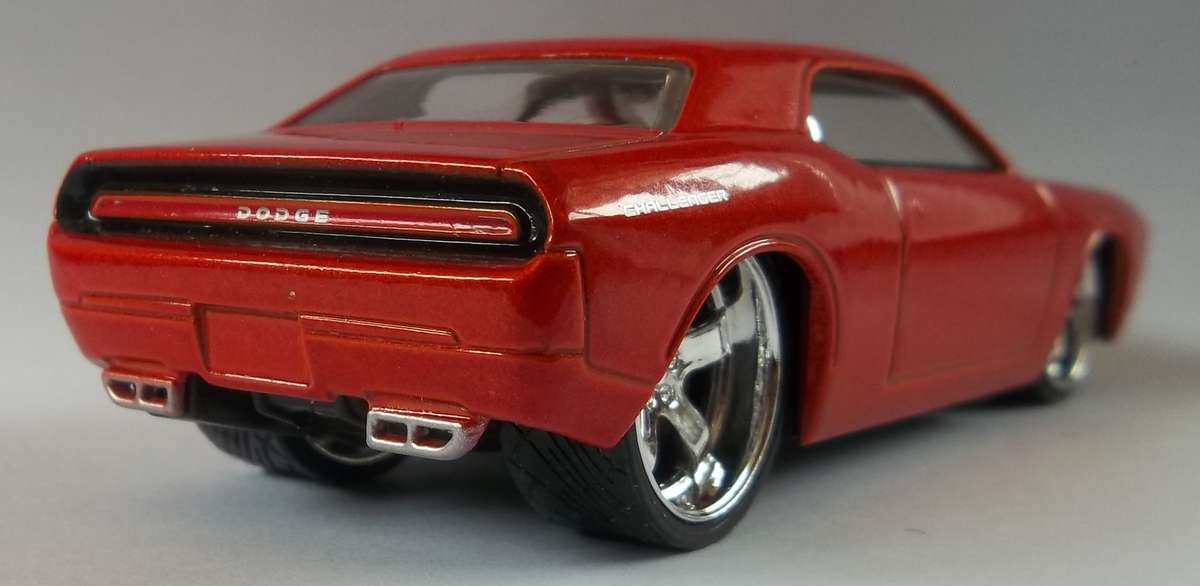 Hot Wheels 1/43 LARGER Scale Dodge Challenger Concept RUBBER TYRE Detailed Engine Hotwheels MATCHBOX